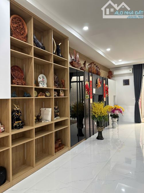 Bán nhà 5 tầng có thang máy mặt tiền đường Trần Nguyên Hãn trung tâm phố biển Nha Trang - 2