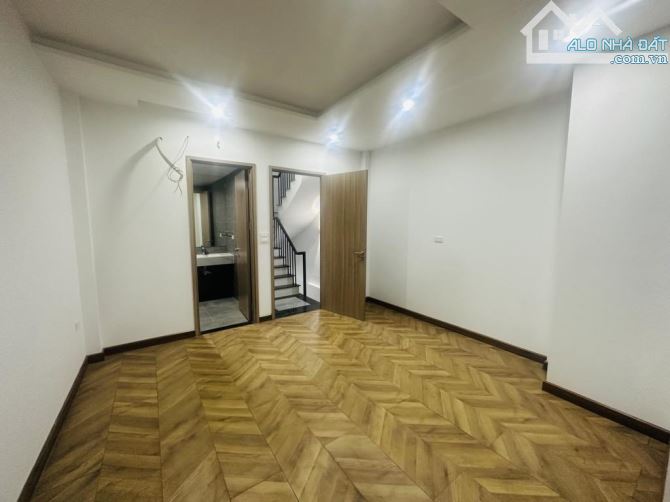 Bán nhà Hoàng Tăng Bí 37m2, dân xây 5 tầng, ô tô đỗ cửa chỉ 6 tỷ hơn - 2