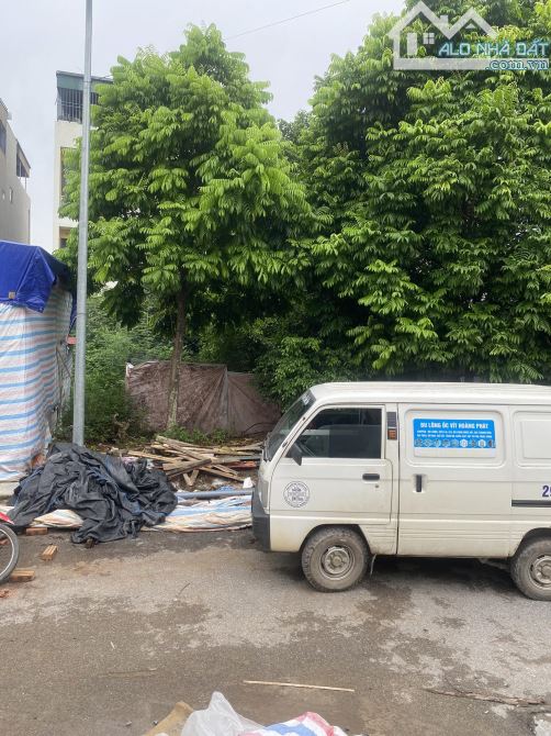 Đất Đông Mỹ oto tránh nhau ngay sân bóng - 2
