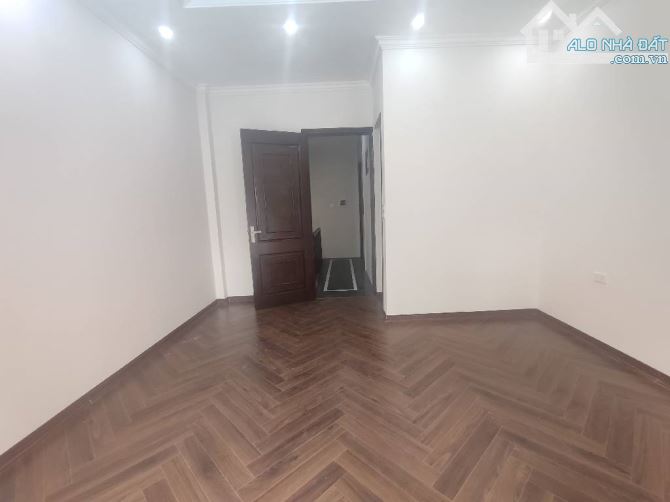 Bán Nhà Hoa Lâm Việt Hưng, DT: 41m2, có Thang Máy, Nhà mới, Ở Ngay, Giá hơn 8 tỷ. - 3