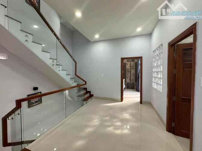 BÁN NHÀ ĐẸP MẶT TIỀN NGUYỄN THỊ MINH KHAI - 3