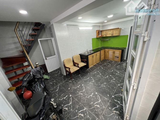 (2PN, 3WC), Nhà 128/9B Nguyễn Chí Thanh Q10, (5x6m 2L), Giá 9TR - 3