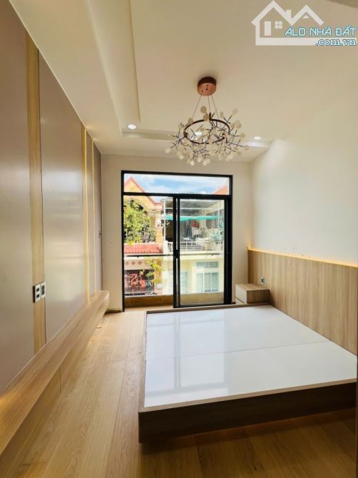 BÁN NHÀ CMT8 QUẬN 3 - GIÁP QUẬN 10 - 5 TẦNG ĐÚC - NỞ HẬU NHẸ - HOÀN CÔNG ĐỦ - CÓ THANG MÁY - 3