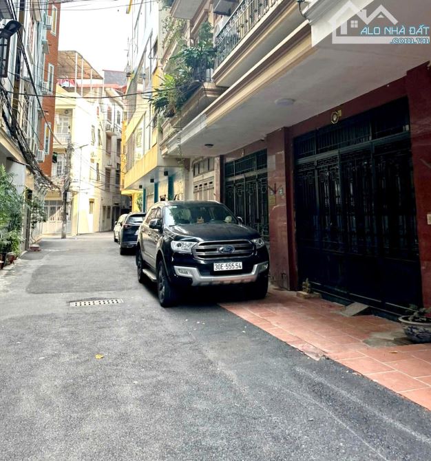 XEM NGAY NHÀ CẦU GIẤY 60m2. GARA Ô TÔ - PHÂN LÔ Ô TÔ TRÁNH - GẦN PHỐ + VĂN PHÒNG - 3