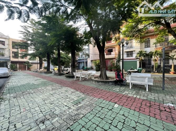 Bán Đất đường Hoàng Diệu 2,Linh Chiểu Thủ Đức,đường 12M có vỉa hè,có Công Viên-Ngang 5M - 4