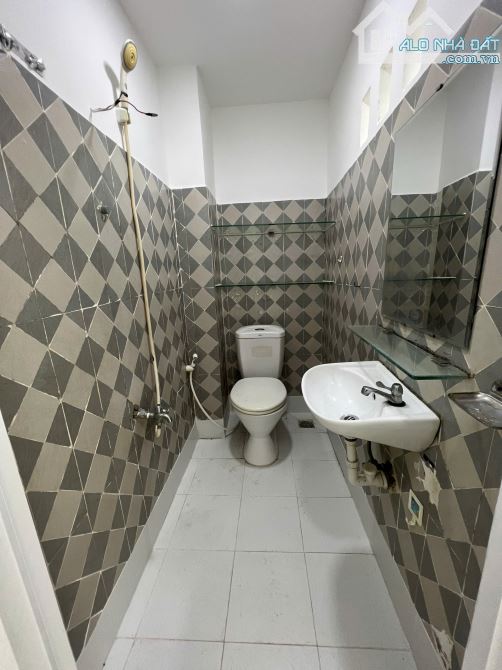 (2PN, 3WC), Nhà 128/9B Nguyễn Chí Thanh Q10, (5x6m 2L), Giá 9TR - 4