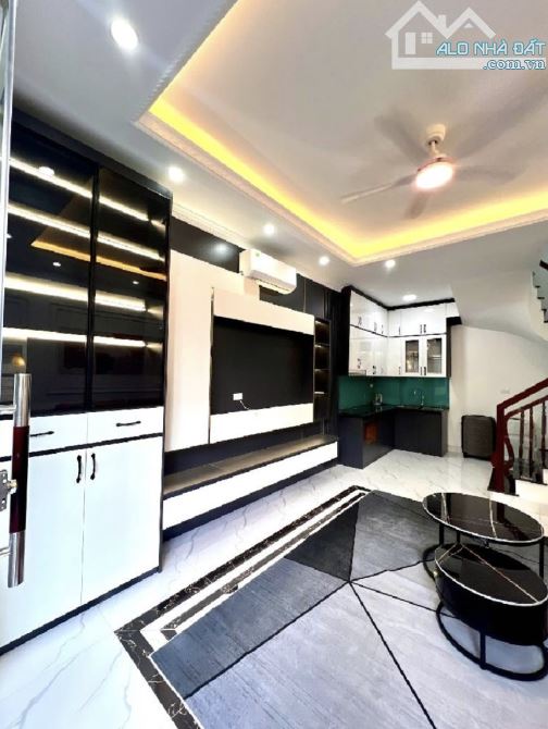 🔥 SIÊU PHẨM THẠCH BÀN – NGÕ Ô TÔ – FULL NỘI THẤT – 20M RA PHỐ 🔥  🏡 Diện tích 31m² – M - 4