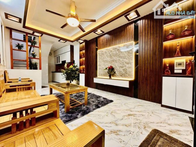 Ngõ 200 Vĩnh Hưng, 34m2  - 5 tầng - 3 ngủ to- 4 wc, 12 Triệu đóng 1 cọc 1 vào ở ngay - 6