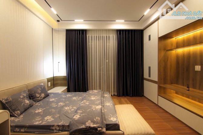 NHÀ PHỐ 3 TẦNG - 4 PHÒNG NGỦ - MỚI ĐẸP Ở NGAY - - 8