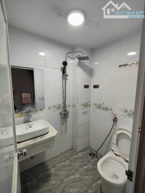 Bán nhà Lĩnh Nam. Nhỏ xinh - ngõ thông - cách phố 50M - sổ riêng - đủ công năng. - 9