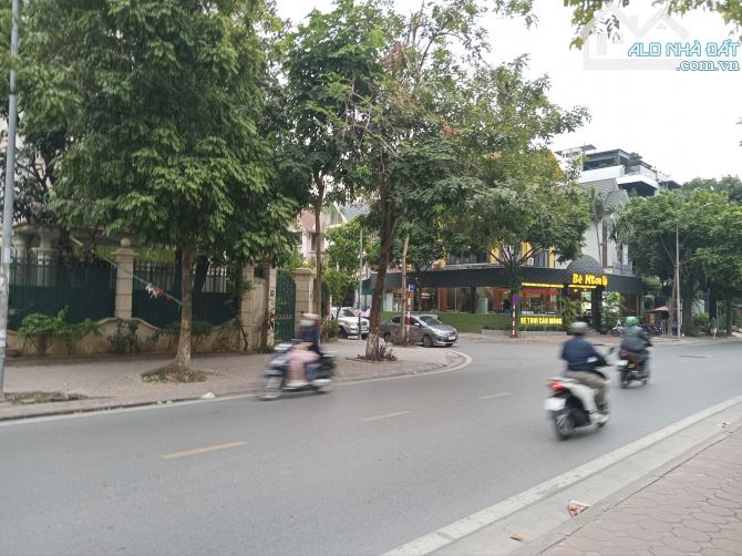 Biệt thự KĐT mới Dịch Vọng  DT 340m2, MT 16,5m Giá 95 tỷ - Đối Diện Đại Sứ Quán Mỹ