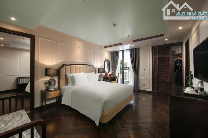 Bán khách sạn mặt phố Hàng Bông DT 215m2 x 12 tầng, MT 8m, Giá 204 tỷ