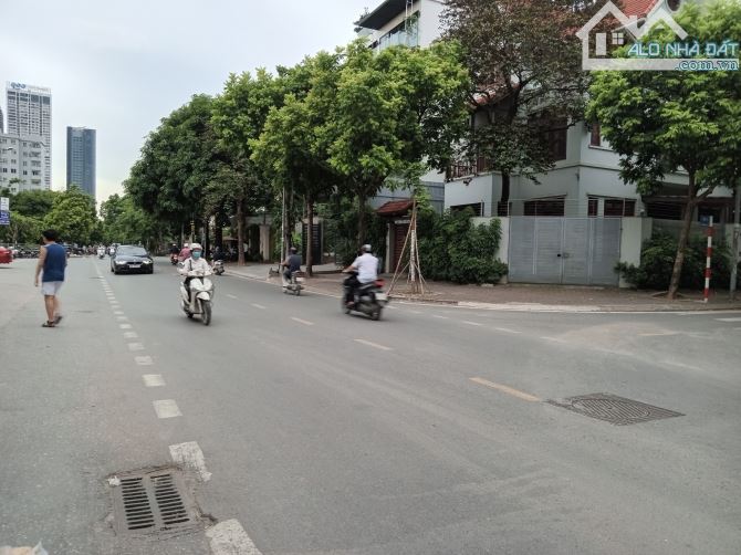 Bán biệt thự sân vườn, KĐT Dịch Vọng - Đường Lớn 5 Ô tô tránh - 340m2 x 4T MT 18m - 119 tỷ