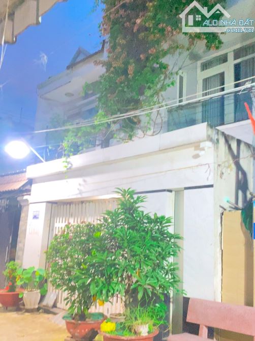 BÁN NHÀ ĐƯỜNG THẠNH LỘC 17 QUẬN 12 DỌN HẺM XE HƠI  VÀO Ở NGAY 83M2 GÍA  5.7 TỶ, SHR - 2