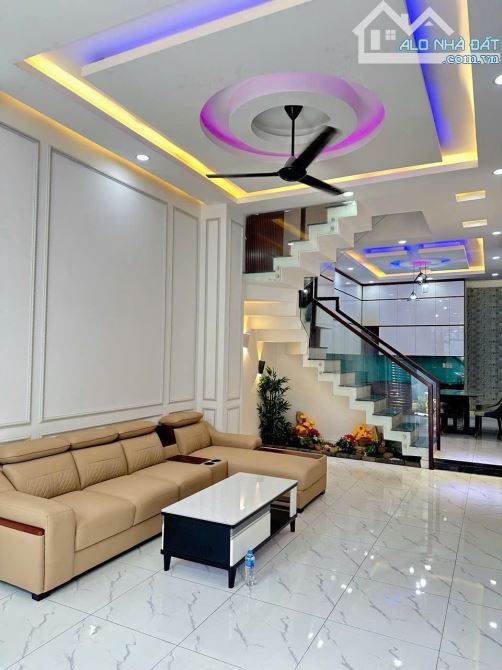 NHÀ MỚI 100% - FULL NỘI THẤT - XE HƠI ĐẬU CỬA Tiện ích xung quanh đầy đủ