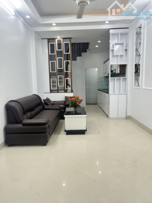 BÁN NHÀ ĐỨC GIANG LONG  BIÊN, OTO ĐỠ-FULL NỘI THẤT-42M- NHỈNH6 TỶ(TL)