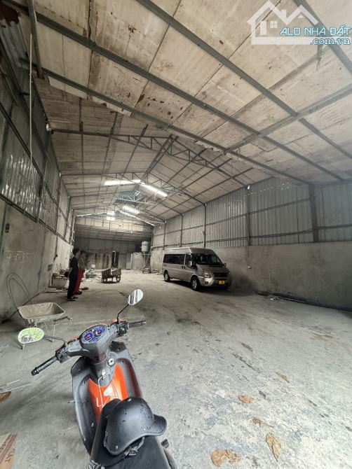 Cho thuê kho xưởng dt 320m2 thông sàn mặt tiền 10 mét, mái chống nóng cao 8m tại Phúc Diễn