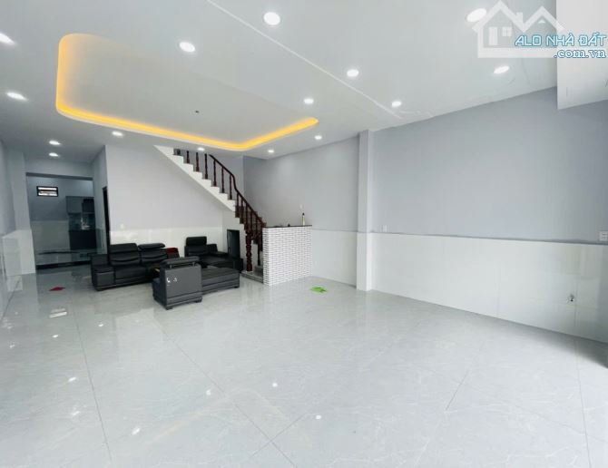 Nhà 5,5x17m, ô tô đậu cửa, gần Viettel Nguyễn Sơn, 6.6 tỷ