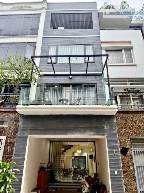 NHÀ ĐẸP VĂN PHÚ Ô TÔ NGỦ TRONG NHÀ