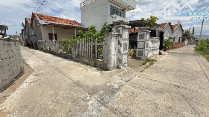Ngôi nhà cấp 4 diện tích rộng, lô góc 2 mặt tiền, giá mềm nhất làng Lò
