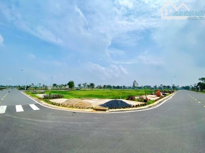 KẸT TIỀN CẦN BÁN GẤP LÔ ĐẤT NGAY MẶT TIỀN ĐT 824 .150M2 GIÁ CHỈ 2 tỷ 5 SHR