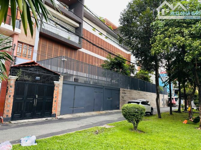 Giảm 30 Tỷ Bán, Đáng Đầu Tư Siêu Biệt Thự Hoàng Việt, 35x22m, CN 750m2, Hầm-5 Lầu, Hồ Bơi