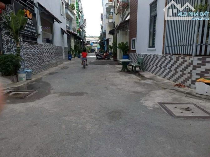 Nhà mới rất đẹp 1 lầu đường nhựa 5m ô tô đỗ trong nhà hiệp thành 13 q12