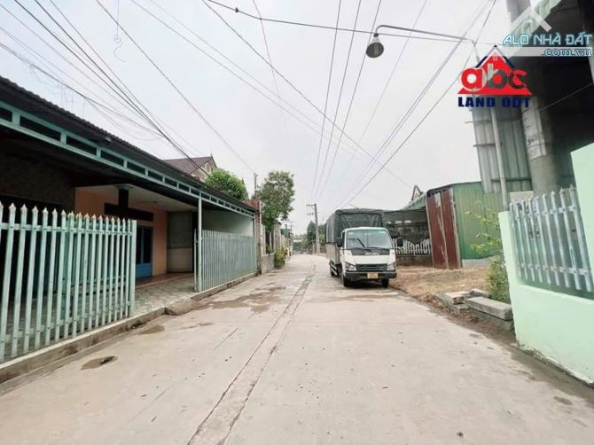 BÁN XƯỞNG CƯA GÓC 2Mt  HỐ NAI 3. GẦN GX LAI ỔN. KHU 113. Diện tích. Ngang 15 x 30m ( 436m2