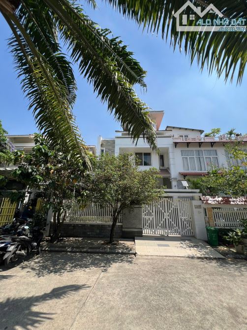 Bán biệt thự khu Compound Lương Định Của Q.2 - 10x27m Hầm 3 tầng giá 70 tỷ giảm 66 tỷ.