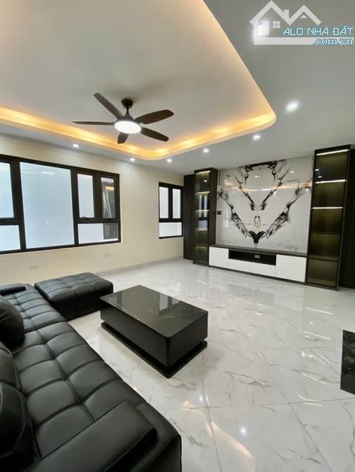 BÁN NHÀ BỒ ĐỀ DÂN XÂY, DT 49M2, MT 3.3M, NGÁCH Ô TÔ , GẦN HỒ. GIÁ 9 TỶ 3.
