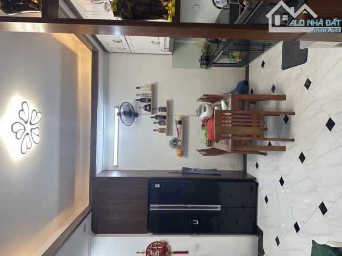 BÁN NHÀ ĐẸP LONG LANH 5 TẦNG, 32M², CHỈ NHỈNH 5 TỶ – TRUNG TÂM VIỆT HƯNG – GẦN NGÔ GIA TỰ