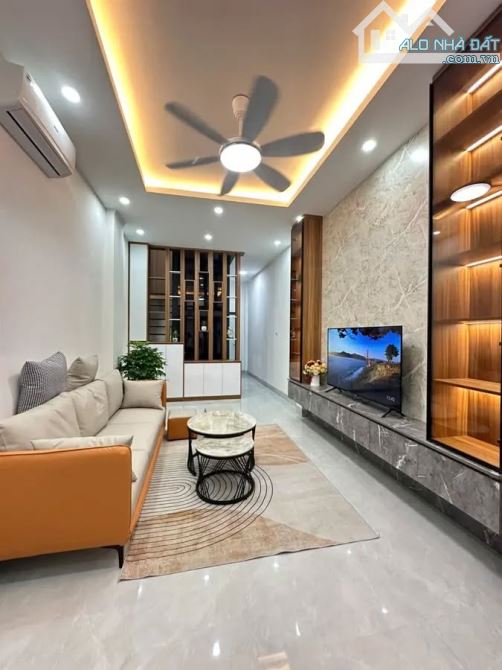 BÁN NHÀ TRUNG TÂM ĐỐNG ĐA, 10M RA Ô TÔ, NGÕ THÔNG, 5 TẦNG, THANG MÁY, 35M, 10.3 TỶ