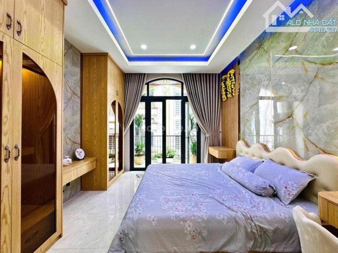 Hẻm xe hơi Gần mặt tiền  Hoàng Văn Thụ .P.9. Q.Phú nhuận