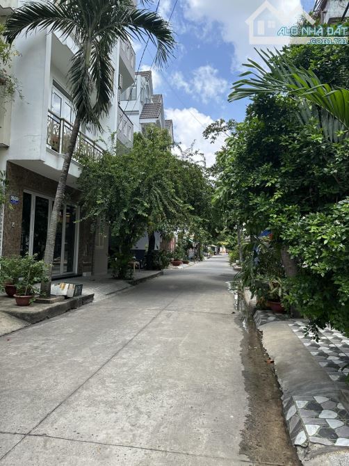 Làng hoa Gò Vấp - NGUYỄN VĂN KHỐI; 65m2 3tầng đúc - HXH đổ cửa - vị trí vàng thuận đi lại