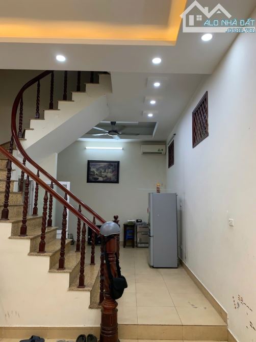 Cho thuê nhà nguyên căn Hồ Tùng Mậu, 45m, 4 tầng, 4 ngủ, giá 14 triệu/ tháng.