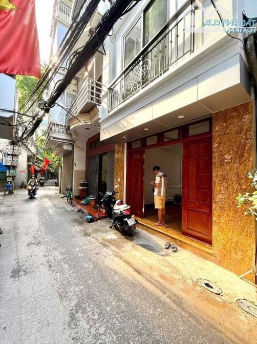 👉 MT 4.1M – Ô TÔ ĐỖ CỬA - TRUNG TÂM BÁCH KINH XÂY - NHÀ MỚI 5 TẦNG THANG MÁY.