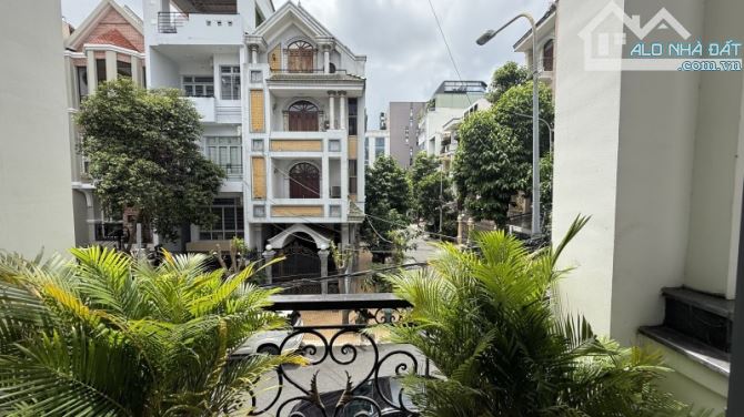 Biệt thự khu sân bay TSN, an ninh, Dt 102m2(5x20m), nội thất cao cấp, 3pn 5Wc, giá 26 tỷ