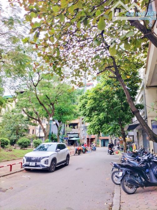 💎HOÀNG CẦU🌳SÁT CÔNG VIÊN, Ô TÔ QUA NHÀ, NGÕ THÔNG ♨️ CHỐT 𝟭𝟯.𝟯 TỶ