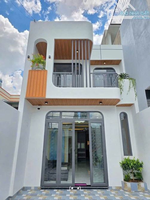 CHỦ NGỘP THỞ CẦN BẤN GẤP NHÀ LẦU GIÁ TỐT CHO GIA ĐÌNH TRẺ, GIÁP PHƯỜNG BỬU LONG