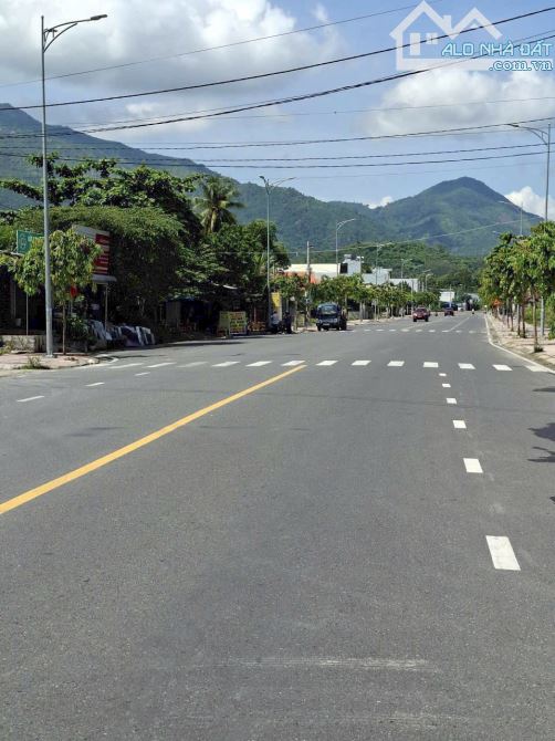 -- Bán đất  mặt tiền Phong Châu sát khu TĐC ĐẤT LÀNH VĨNH THÁI ~ 33tr/m2