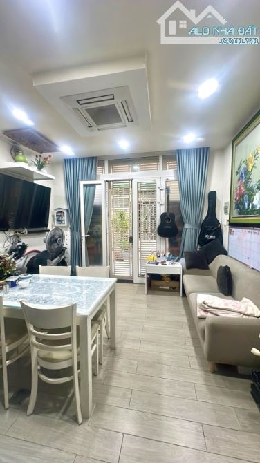 PHƯỜNG 4_TÂN BÌNH- GẦN SÂN BAY - NHÀ 3 TẦNG ĐẸP - HẺM THOÁNG ĐẸP - TẶNG NỘI THẤT _CHỈ 5.2T