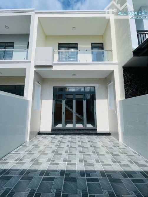 BÁN CĂN NHÀ MẪU HIỆN SỔ HỒNG RIÊNG VỊ TRÍ KHU DÂN CƯ ĐÔNG ĐÚC