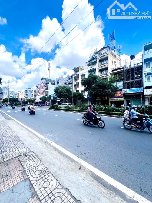 Bán Nhà Quận 11 - Mặt Tiền Kinh Doanh Đỉnh - Lạc Long Quân - 5 Tầng - 4 x 24M - Chỉ 27 Tỉ