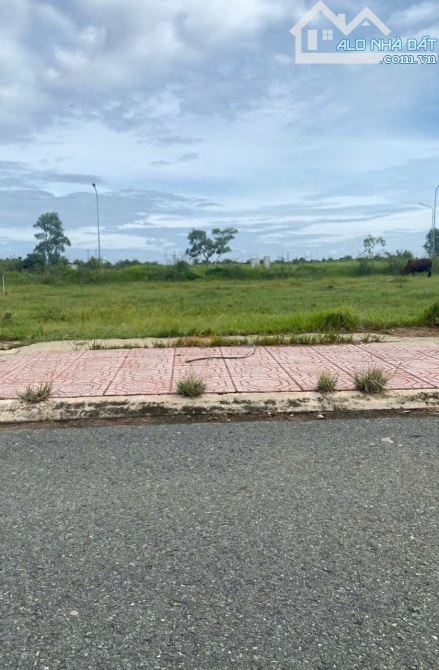 Bán Đất full Thổ Cư Mặt Tiền DT 824 , Ngay Cánh Đồng Tân Đức , 150m2 Sổ Hồng Riêng