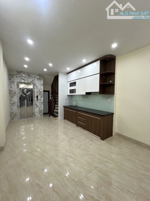 BÁN NHÀ ĐƯỜNG THẠCH BÀN 40M2, 6 TẦNG THANG MÁY, Ô TÔ ĐỖ CỔNG, 8.7 TỶ.