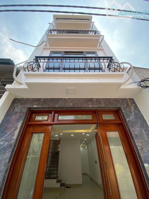 Đại từ 46m² x 6T, thang máy ô tô đỗ cửa Nhà mới thiết kế hiện đại 6 phòng ngủ rộng