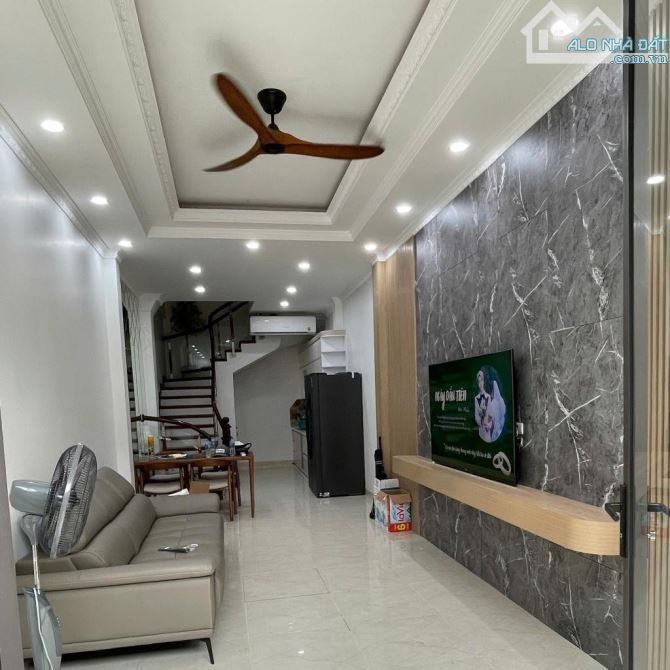 BÁN NHÀ ĐƯỜNG THẠCH BÀN 40M2, 5 TẦNG, NGÕ NÔNG, GẦN PHỐ, 7.95 TỶ.
