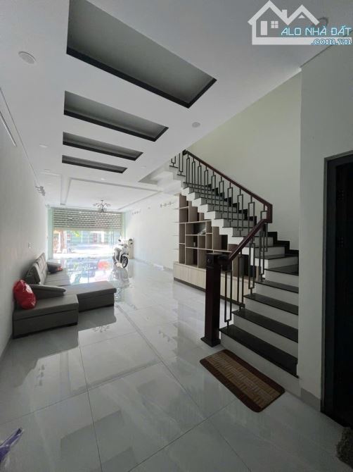 Cho thuê nhà 3 tầng mặt tiền đường Lê Quảng Chí, Hòa Xuân, Cẩm Lệ. DT 100m2. Giá 19 triệu