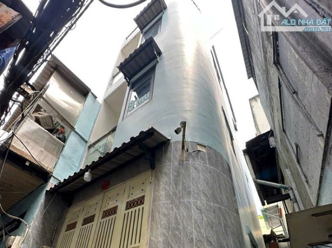 Cần bán nhà 2 lầu sân thượng hẻm Võ Văn Kiệt, Q5