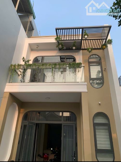 NHÀ ĐẸP 2 TẦNG  -96M2– SÂN RỘNG RÃI – TẶNG NỘI THẤT CƠ BẢN – TÂN THỚI NHẤT, QUẬN 12